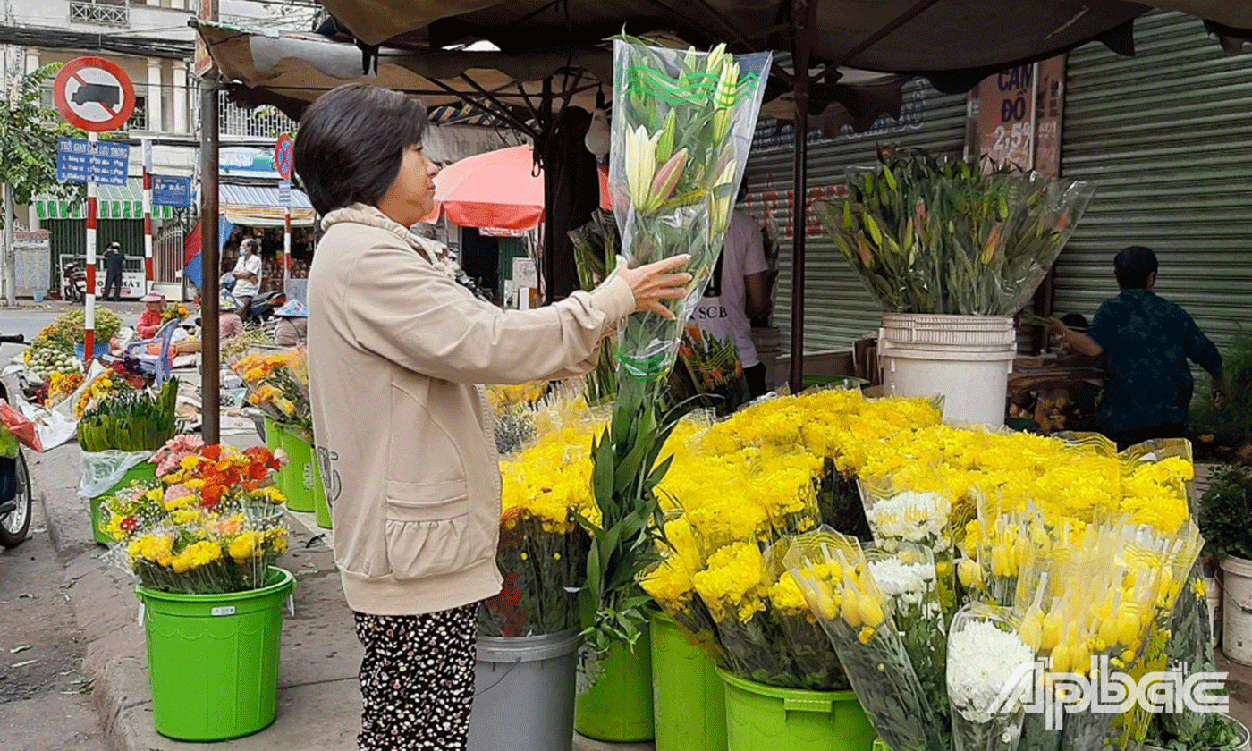 Đa dạng mặt hàng hoa tươi, phục vụ nhu cầu mua sắm của người dân dịp Rằm tháng Giêng
