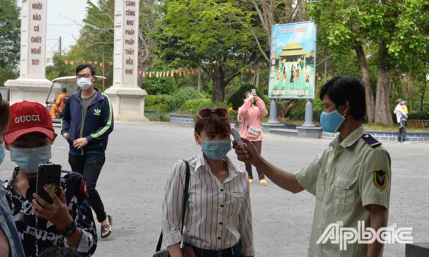 Ban Quản lý Thiền viện đã bố trí người nhắc nhở người dân đeo khẩu trang và đo thân nhiệt trước khi vào Thiền viện.