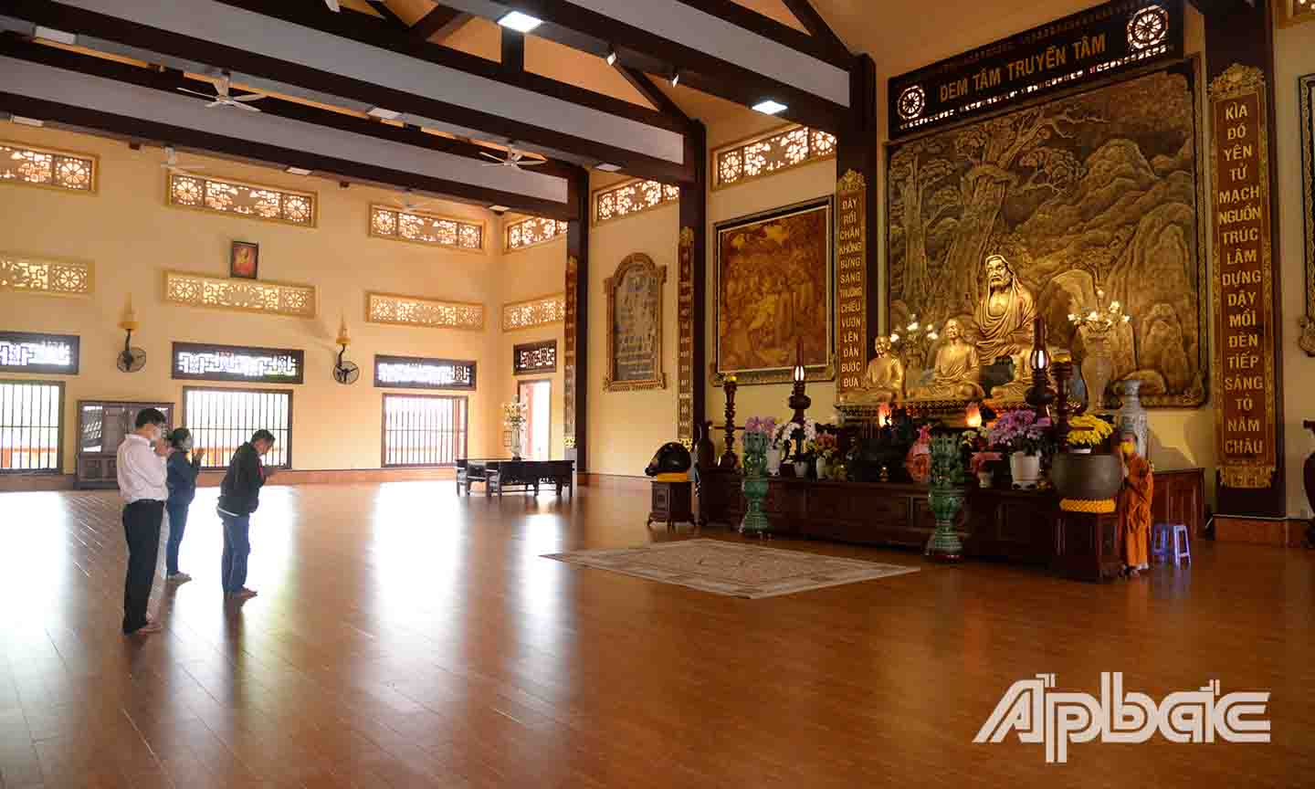 Nhiều người dân vẫn đeo khẩu trang trong lúc lễ Phật nhằm đảm bảo sức khỏe cho bản thân và cộng đồng.