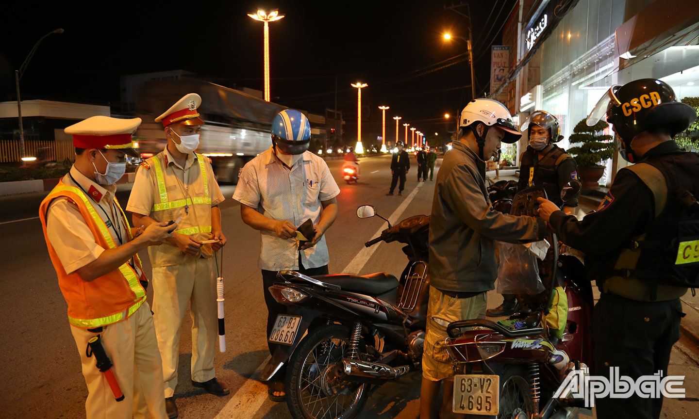 Kiên quyết xử lý các hành vi vi phạm giao thông.