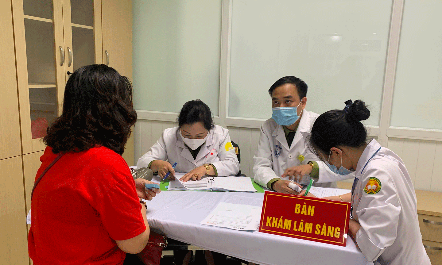 Các tình nguyện viên đến khám sàng lọc tại buổi đầu tiên tiêm thử nghiệm giai đoạn 2 vaccine Nanocovax ở Học viện Quân Y. Ảnh: VGP/Hiền Minh 