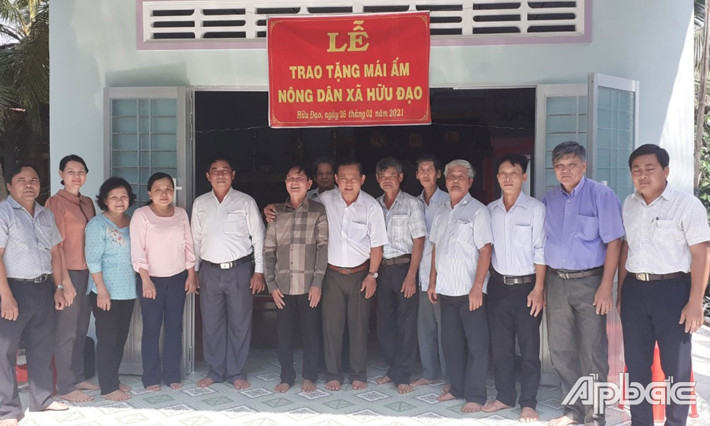 Chụp hình lưu niệm buổi bàn giao.