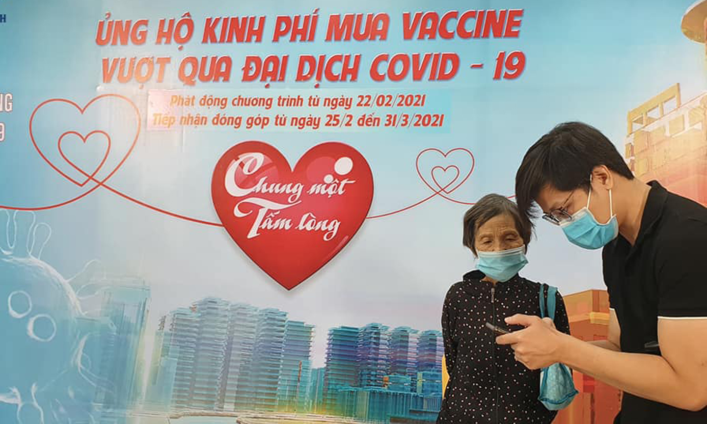 Hình ảnh cụ bà đến ủng hộ chương trình.                                  Ảnh: Facebook T.T.C.