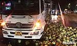 Xe khách va chạm xe tải, 5 người bị thương