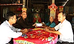 Trao tiền hỗ trợ xây nhà cho gia đình chú Truyền