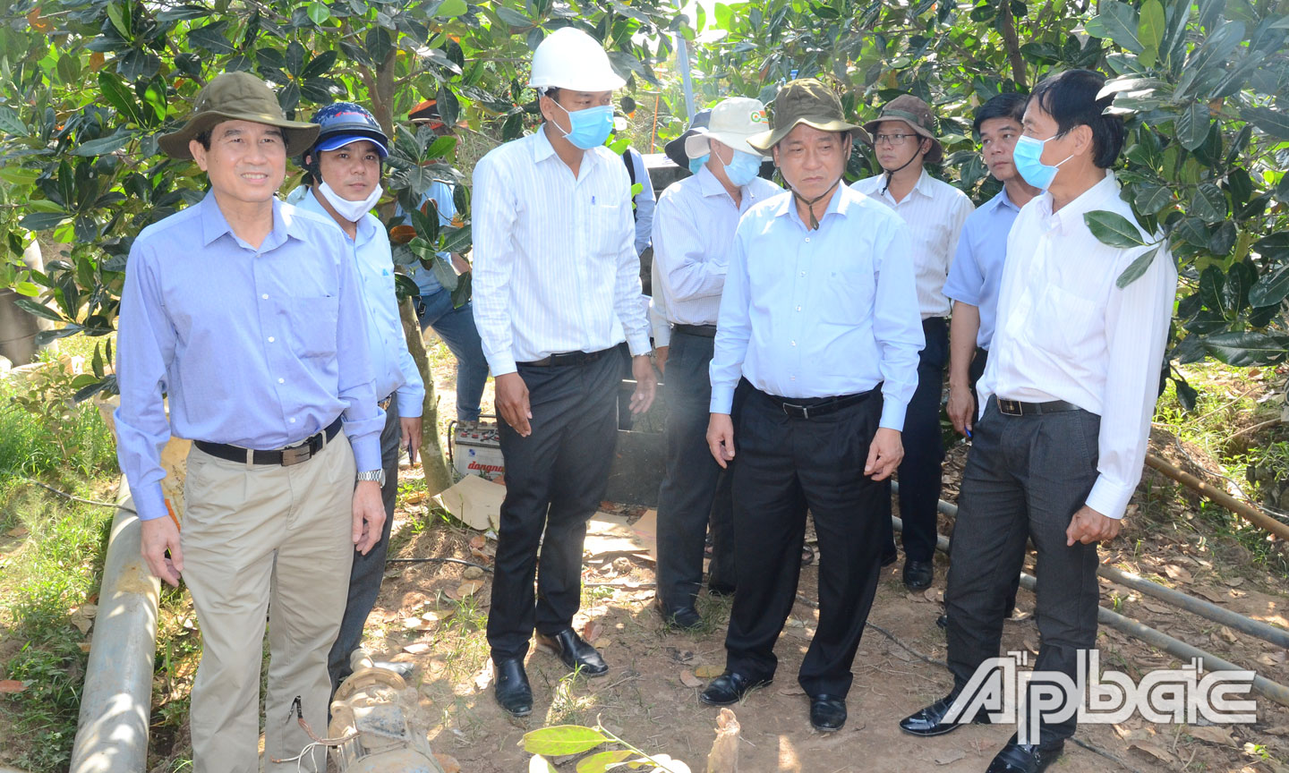 Công tác ứng phó hạn, mặn được tỉnh triển khai quyết liệt (ảnh trên).               