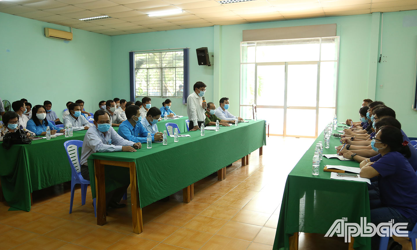 Ngày 26-2, Phó Chủ tịch UBND tỉnh Tiền Giang Nguyễn Văn Mười cùng với lãnh đạo các sở, ban, ngành tỉnh và Ban Giám đốc TNHH Túi xách Simone Tiền Giang đã có cuộc đối thoại trực tiếp. Qua đó, các đơn vị cùng nhau tháo gỡ những khó khăn nhằm tạo điều kiện tốt nhất cho các xưởng công ty trở lại hoạt động bình thường.