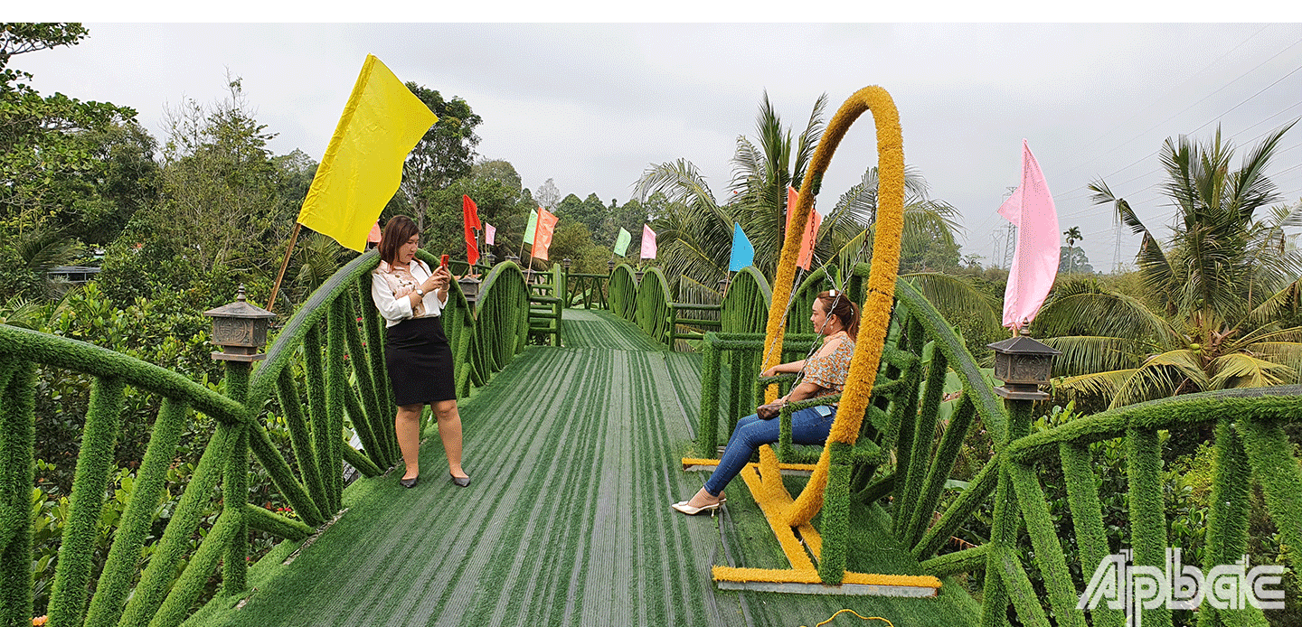Đến với khu du lịch Làng Tre Cái Bè, quý khách tha hồ được chụp ảnh với phong cảnh đẹp, hữu tình. 
