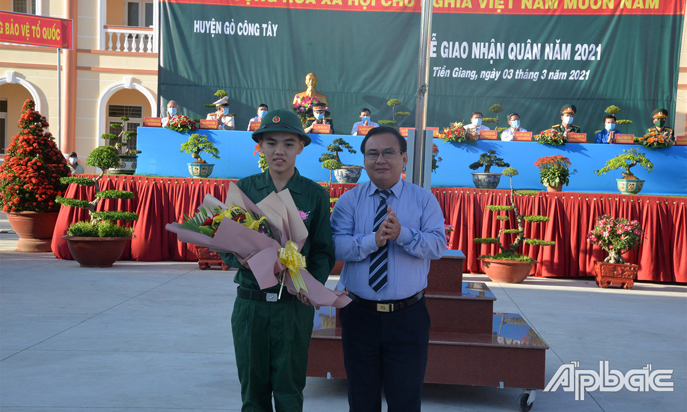 Đồng chí Võ Văn Bình trao học bổng tại Trường