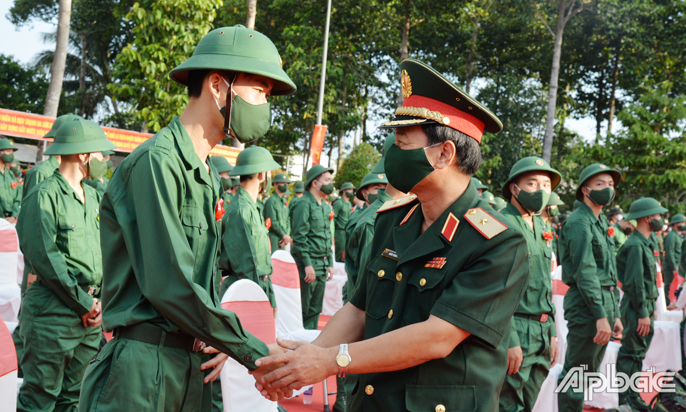 Thiếu tướng  Đoàn Thanh Xuân, Phó Chính ủy quân khu 9 chúc mừng thanh niên TP. Mỹ Tho gia nhập hàng ngũ bộ đội Cụ Hồ