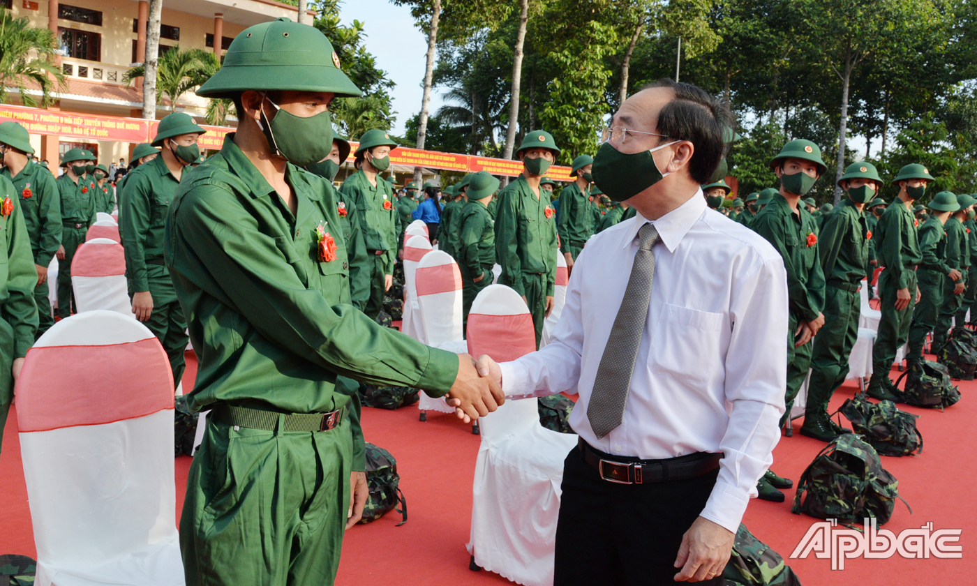Đồng chí Trần Kim Trát, ủy viên Ban Thường vụ Tỉnh ủy, Bí thư Thành ủy Mỹ Tho động viên tinh thần thanh niên nhập ngũ