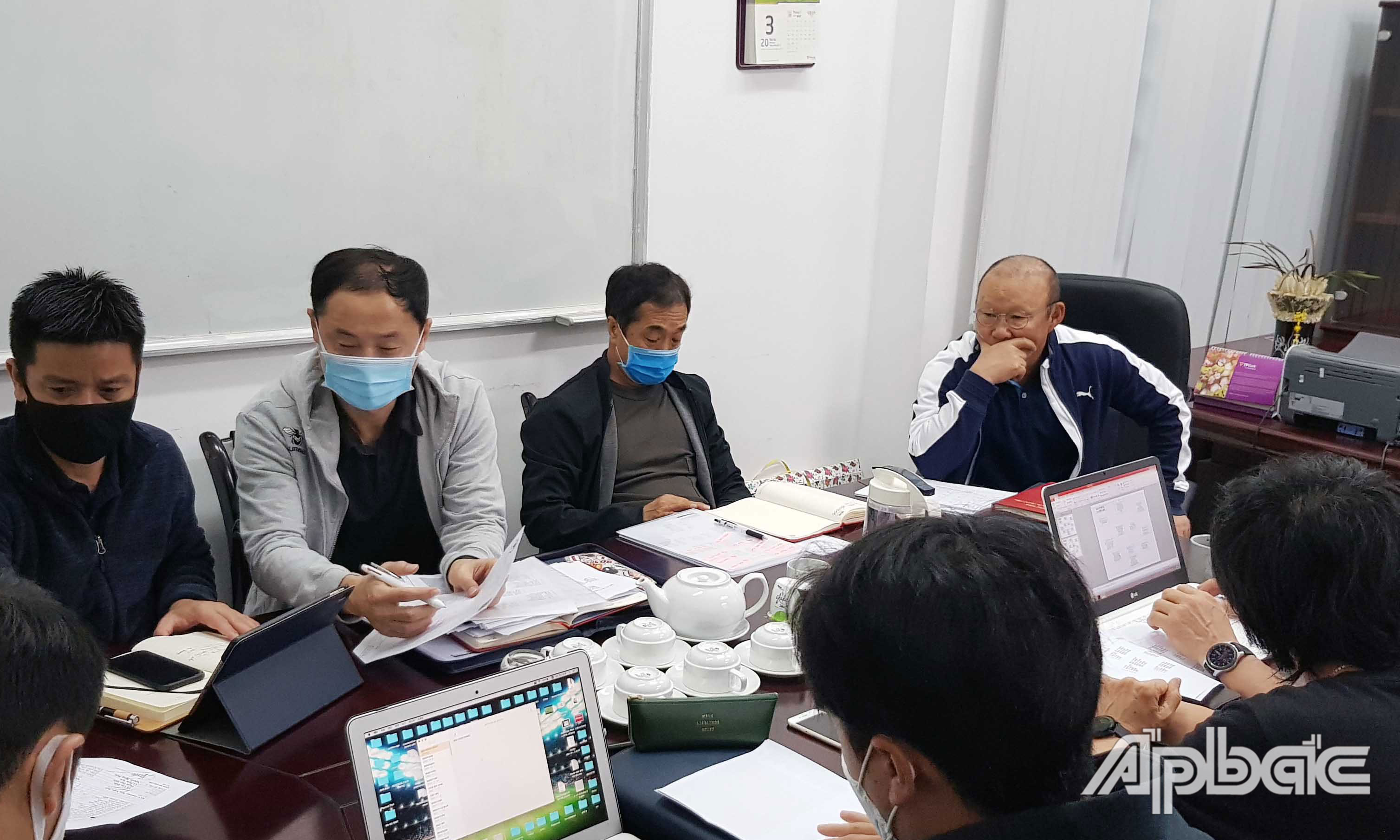 HLV Park Hang-seo và trợ lý tại buổi làm việc sáng ngày 3/3/2021.