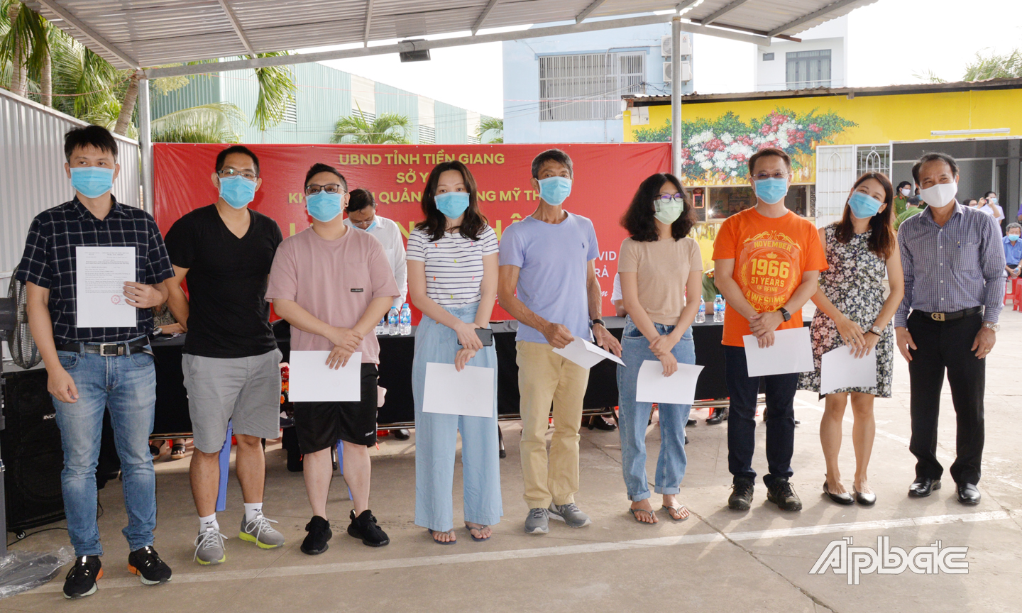 Đồng chí Lưu Văn Phi, Giám đốc Sở Ngoại vụ Tiền Giang trao chứng nhận hoàn thành cách ly y tế cho các chuyên gia