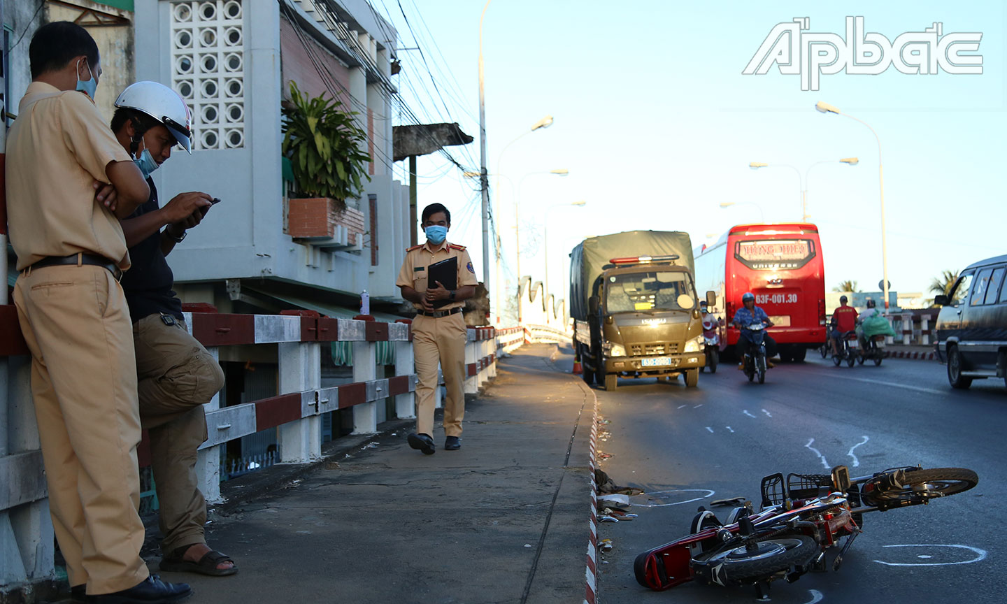 Cơ quan chức năng tiến hành trích xuất camera an ninh tiến hành điều tra.