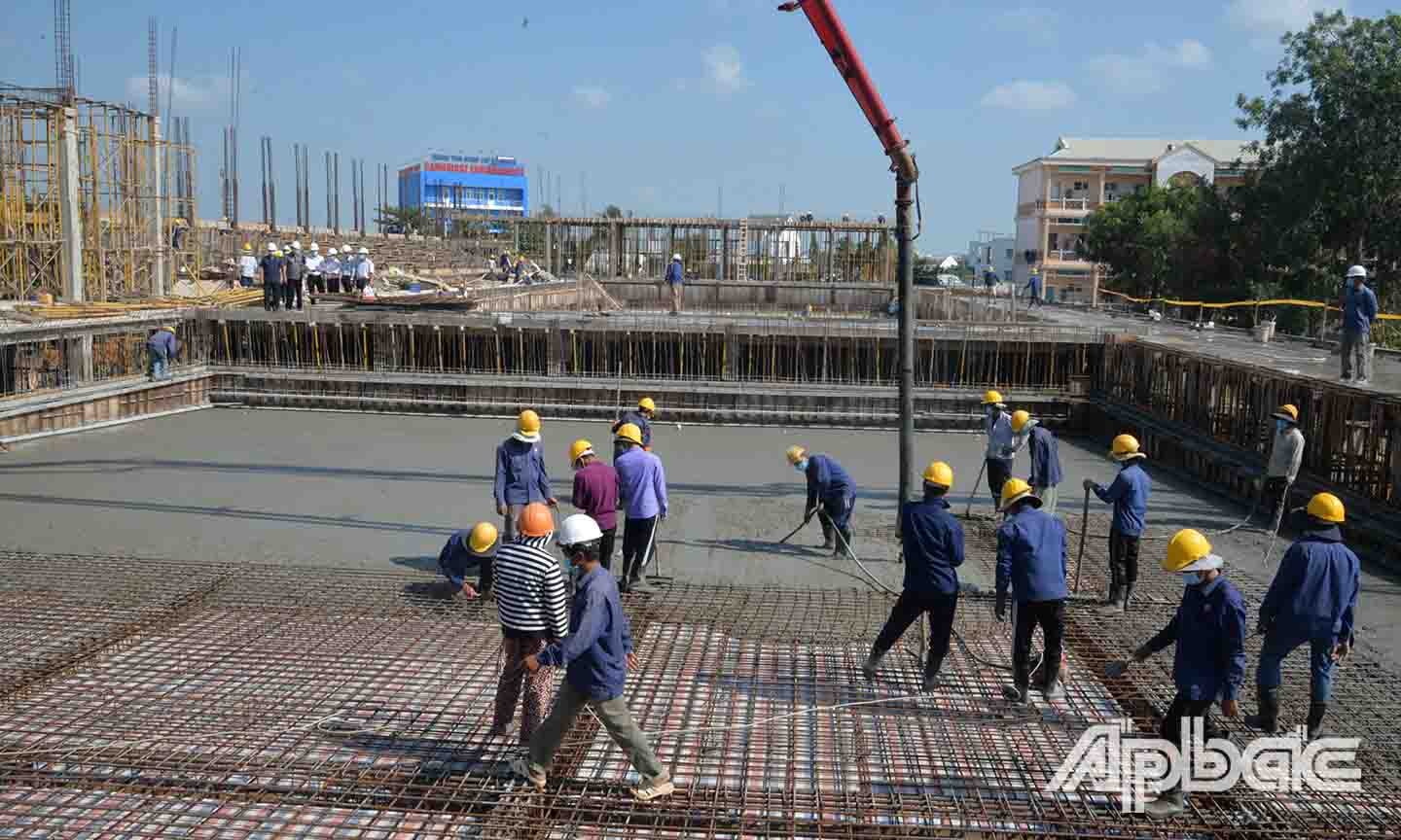 Lãnh đạo Trung tâm Đào tạo - Huấn luyện và Thi đấu Thể dục thể thao tỉnh cùng với đơn vị thi công kiểm tra công trình Khu thể thao dưới nước tỉnh Tiền Giang.