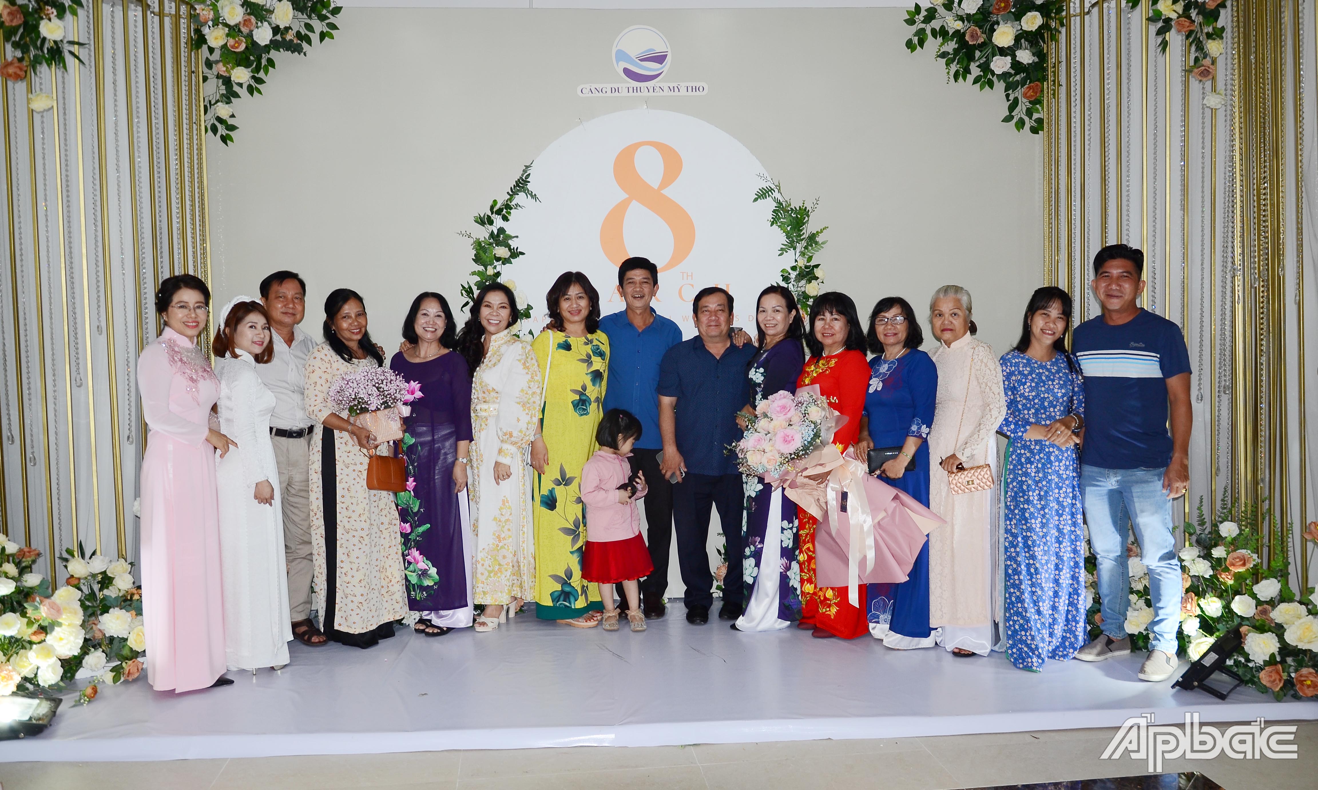 Các nữ doanh nhân chụp ảnh lưu niệm.