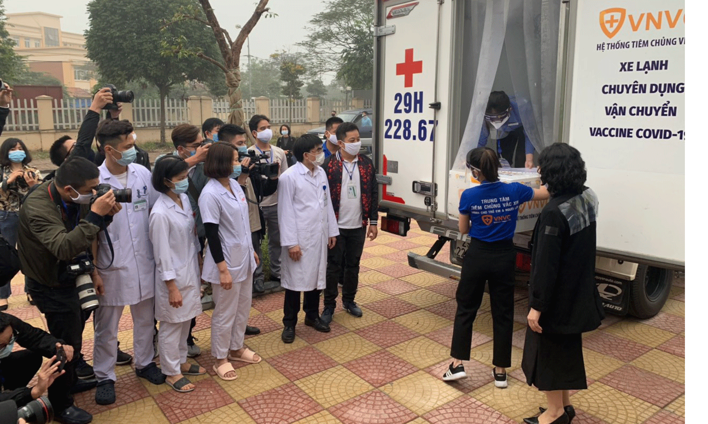 Đúng 7 giờ 55 phút sáng nay, những mũi vaccine đầu tiên được cung cấp cho BV Bệnh Nhiệt đới Trung ương.