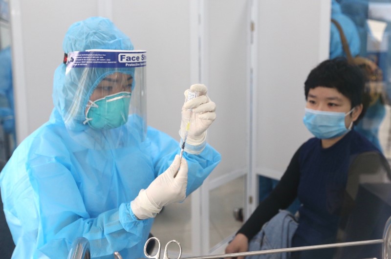 Những mũi tiêm vắc-xin đầu tiên trong ngày 8-3.                                                        Ảnh: NDO