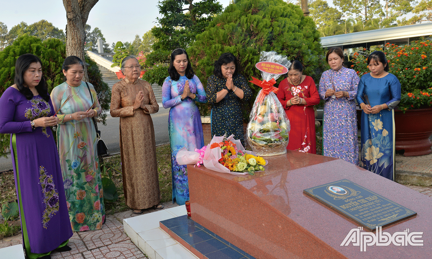 Lãnh đạo Hội LHPN tỉnh và bà Lê Ngọc Thu cũng đã đến thắp nhang mộ bà Nguyễn Thị Thập tại Nghĩa trang liệt sĩ tỉnh.