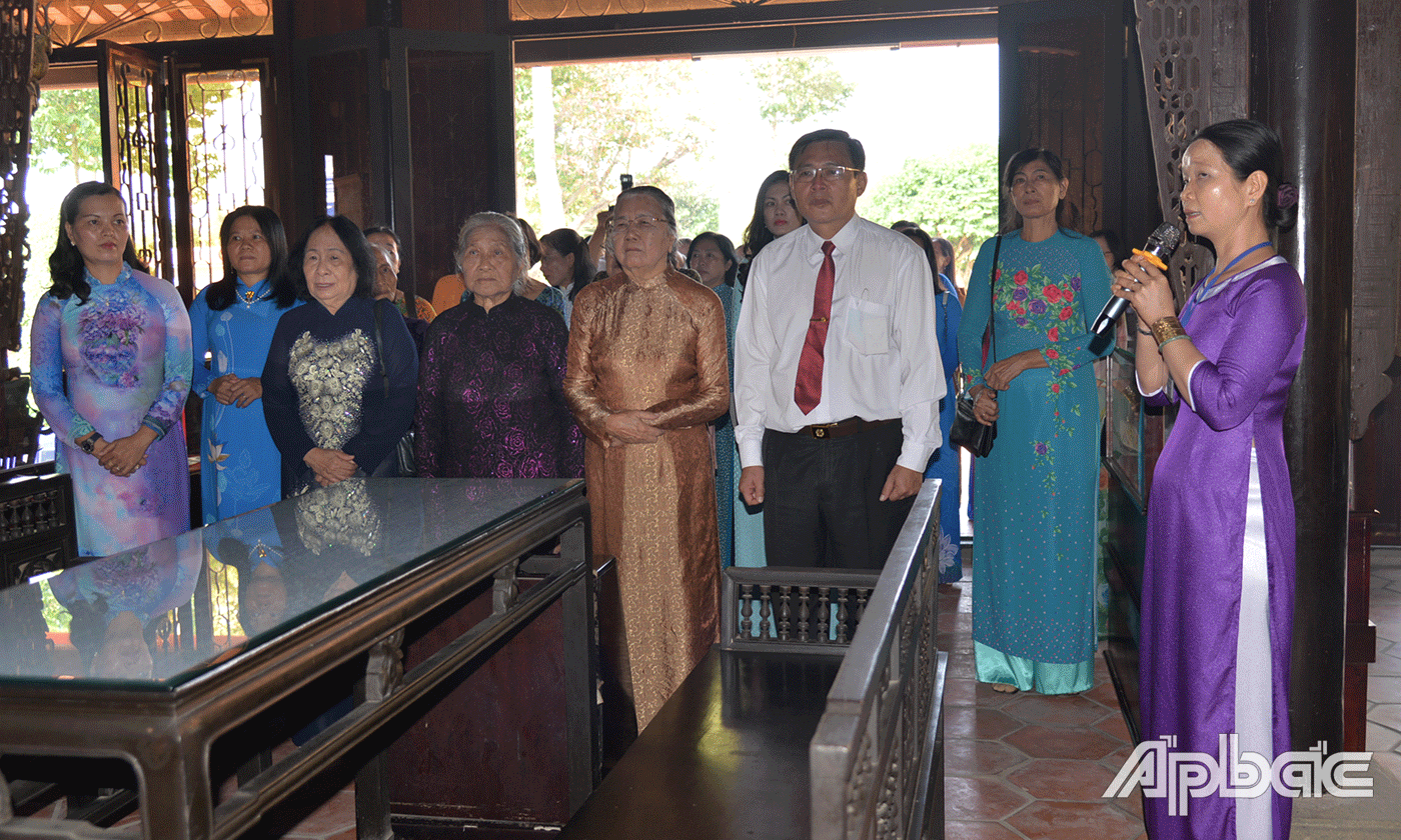 Đại biểu, lãnh đạo, cán bộ Hội LHPN tỉnh thắp hương tại đền thờ bà Nguyễn Thị Thập (Đình Long Hưng).