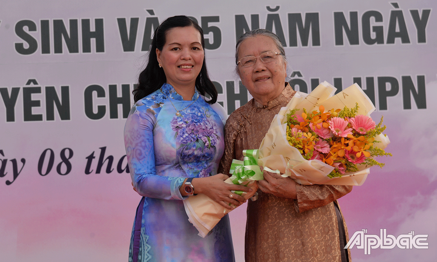 Chủ tịch Hội LHPN tỉnh Nguyễn Thị Kim Phượng tặng hoa cho bà Lê Ngọc Thu là con của bà Nguyễn Thị Thập.