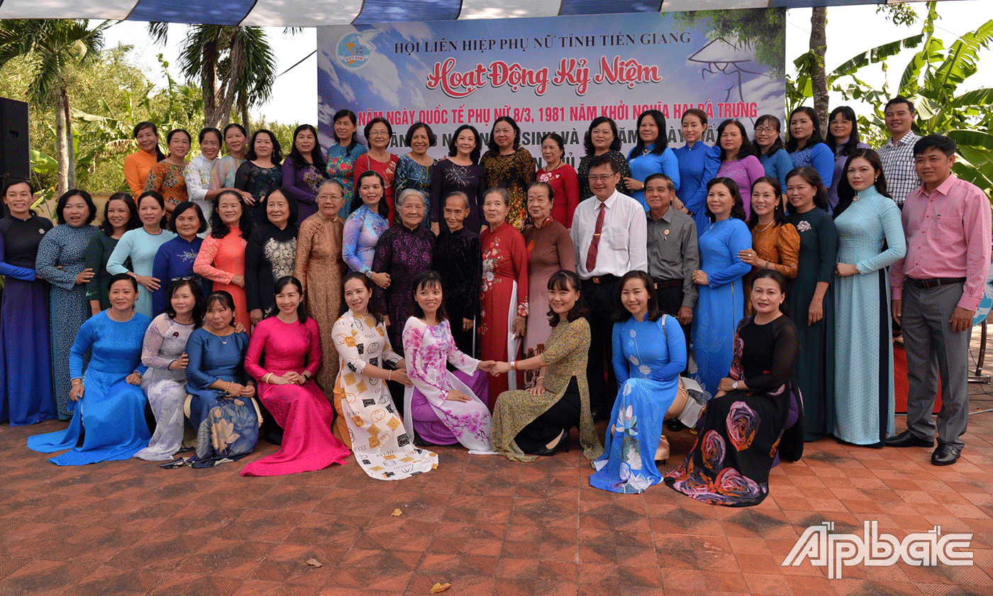 Đại biểu, lãnh đạo, cán bộ hội phụ nữ chụp ảnh lưu niệm tại buổi họp mặt.