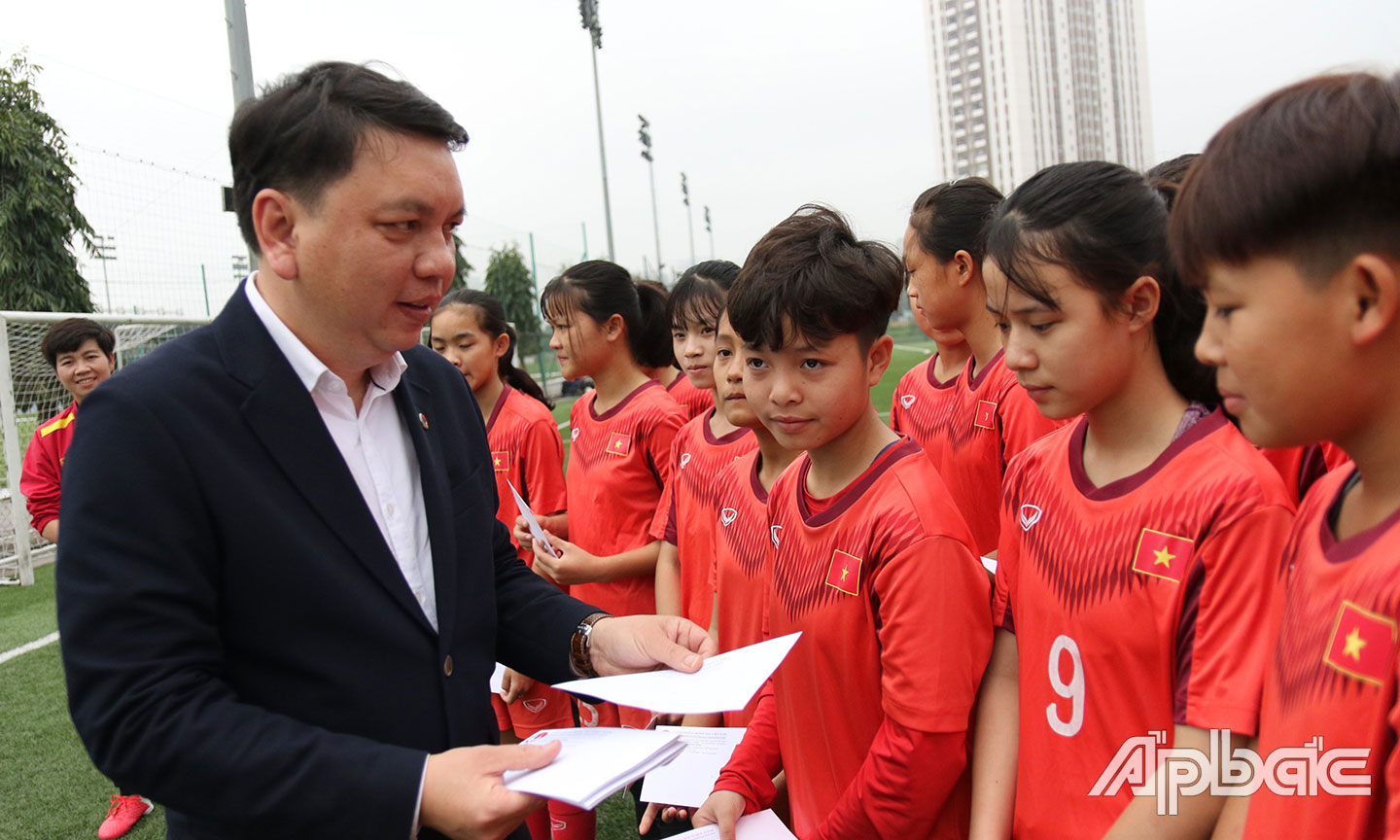 Tổng Thư ký Lê Hoài Anh trao quà cho đội Dự tuyển U14 nữ Quốc gia.