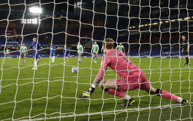   Jorginho nhân đôi cách biệt cho Chelsea từ chấm 11 m. Ảnh: Reuters. 