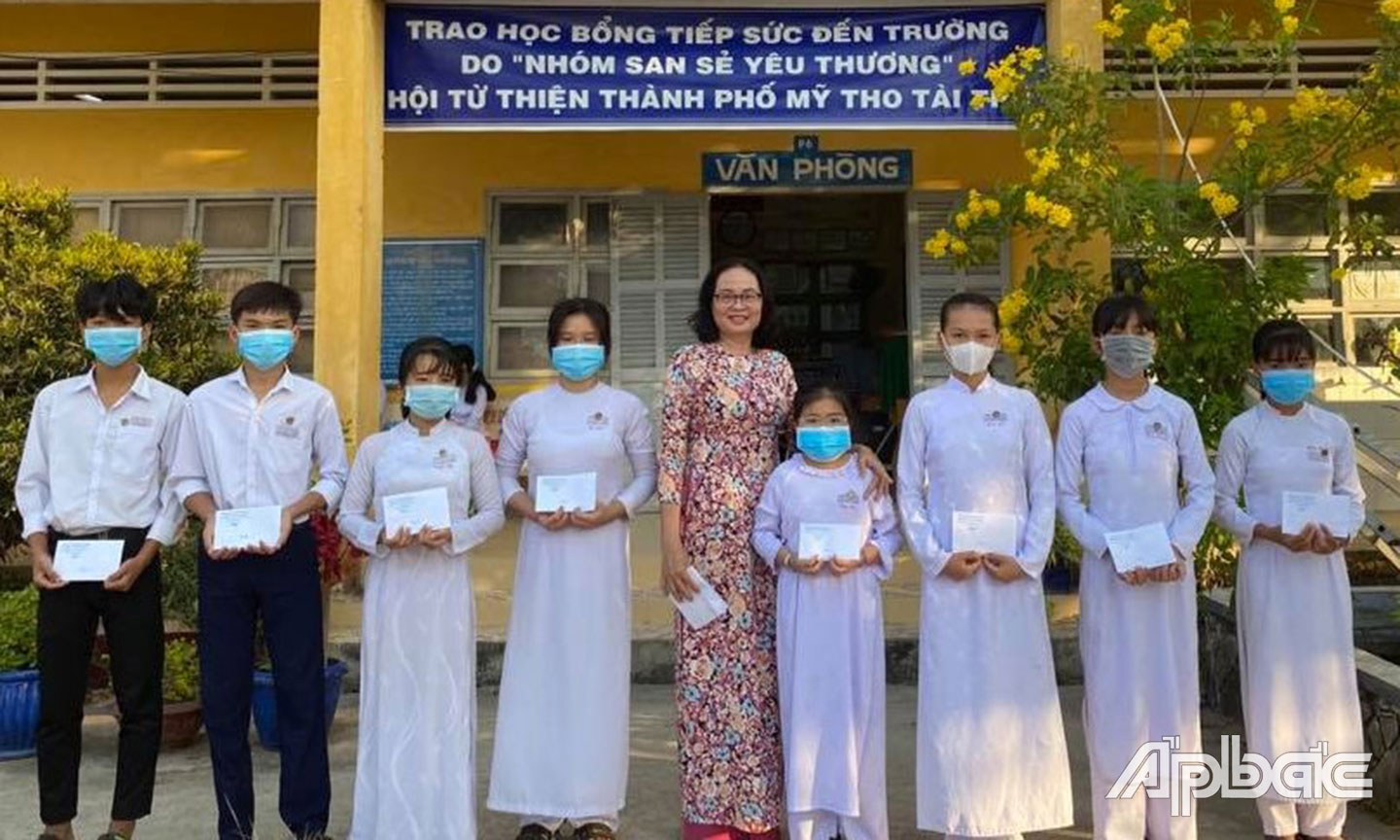 : HS trường THCS Võ Văn Dánh nhận học bổng.