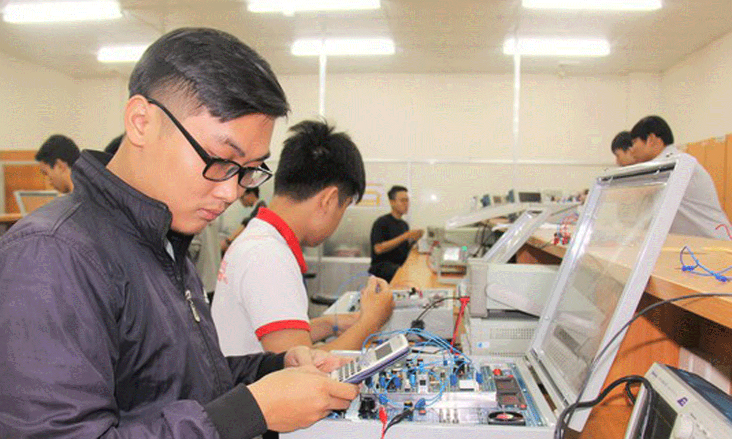 Sinh viên ngành Kỹ thuật điện tử - viễn thông Trường ĐH Quốc tế (ĐH Quốc gia TPHCM) trong giờ học thực hành 