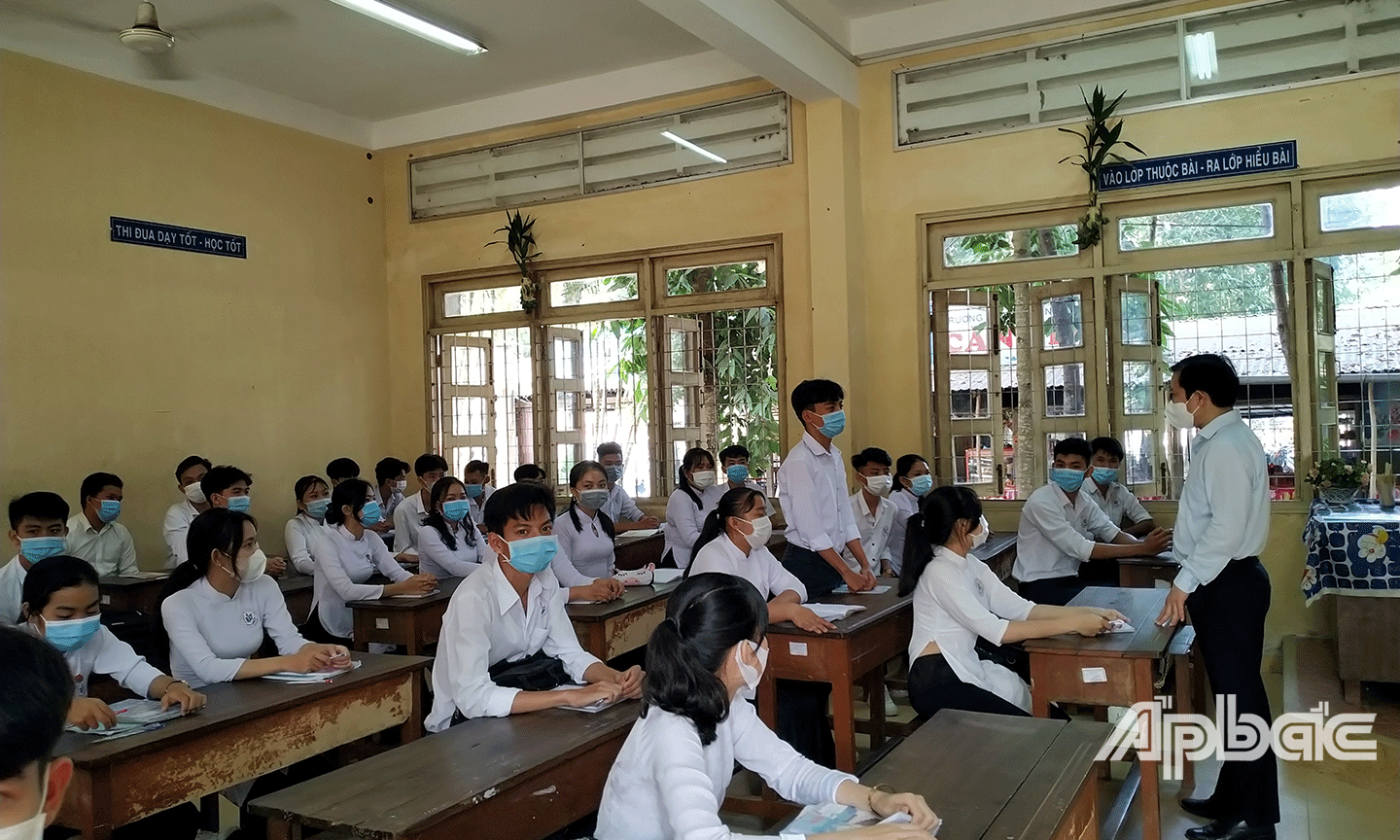 Giám đốc Sở GD-ĐT thăm lớp học tại Trường THPT Lê Văn Phẩm. 