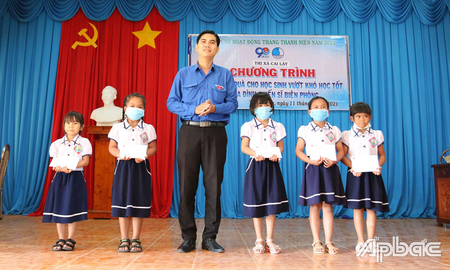 Tặng học bổng cho học sinh “Vượt khó vượt tốt”.