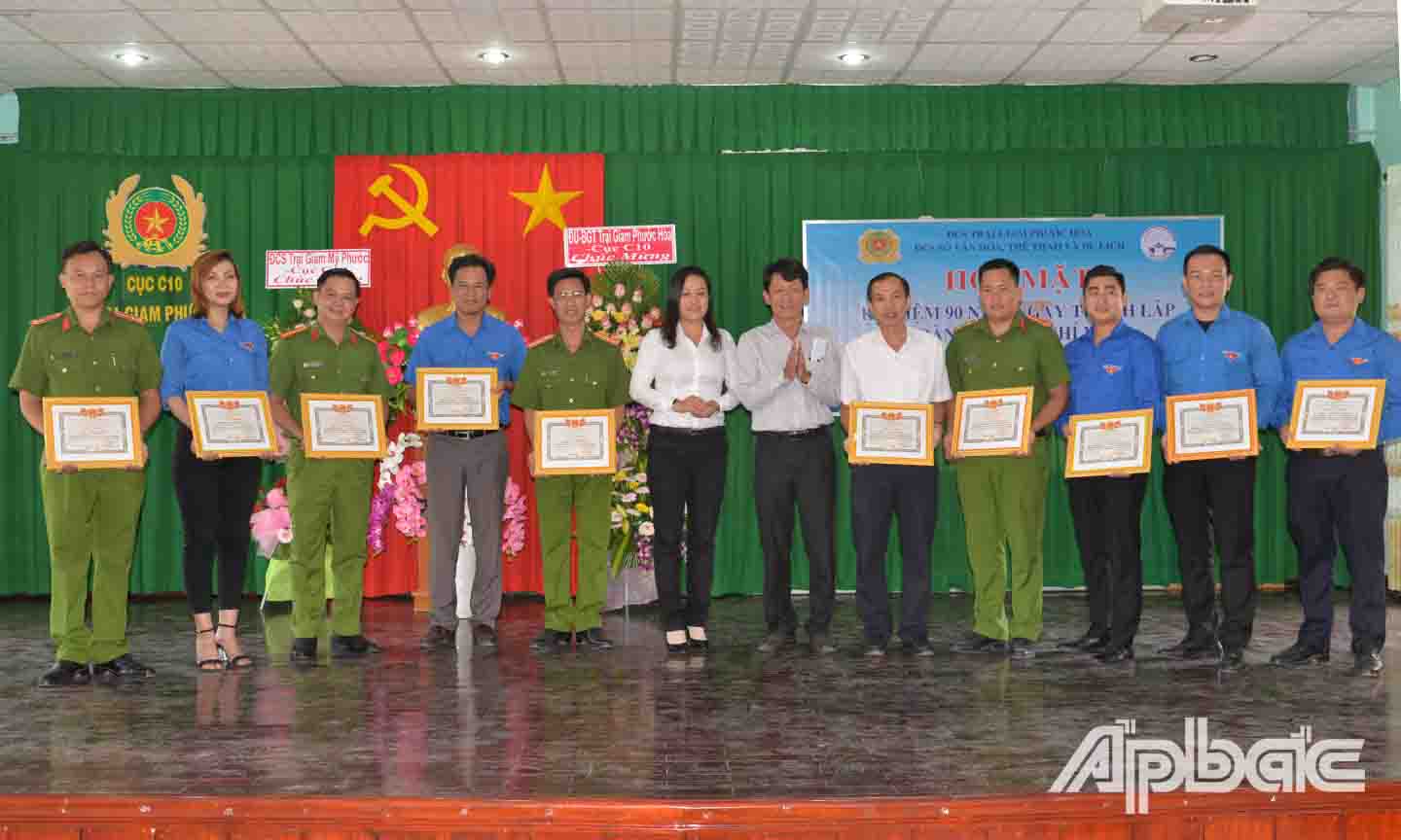 Lãnh đạo Sở VH-TT&DL trao giấy khen cho cho 2 tập thể, 8 cá nhân có thành tích tốt trong công tác tham mưu, tổ chức các hoạt động văn hóa, văn nghệ, thể thao giữa hai đơn vị.