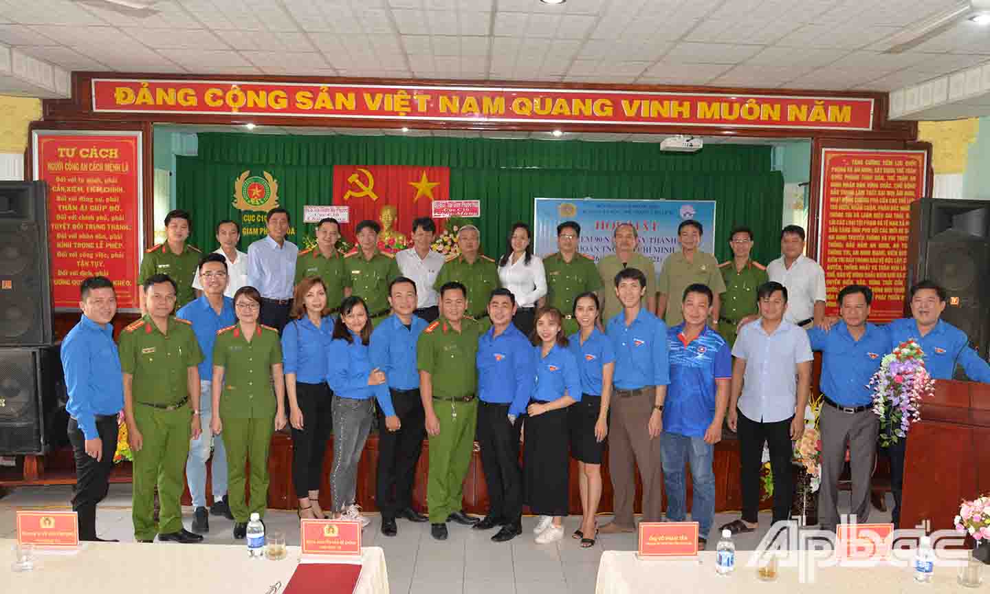 Các đại biểu tham dự buổi họp mặt chụp ảnh lưu niệm.