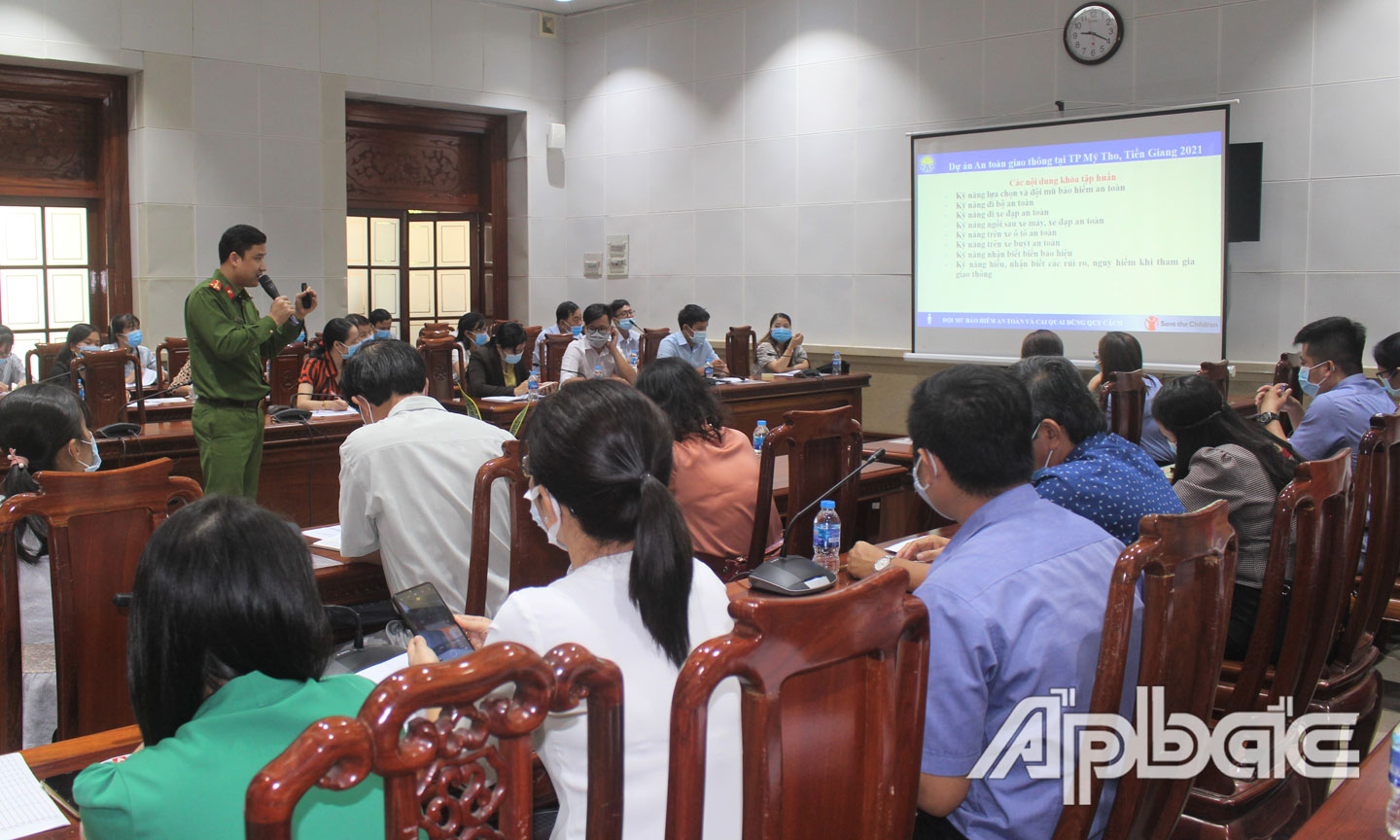 Tập huấn các kiến thức ATGT thông qua máy chiếu.