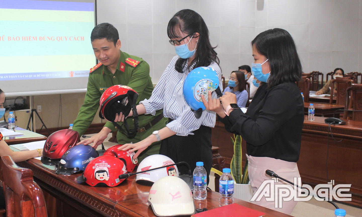 Học viên thực hành kỹ năng chọn nón bảo hiểm đảm bảo chất lượng.
