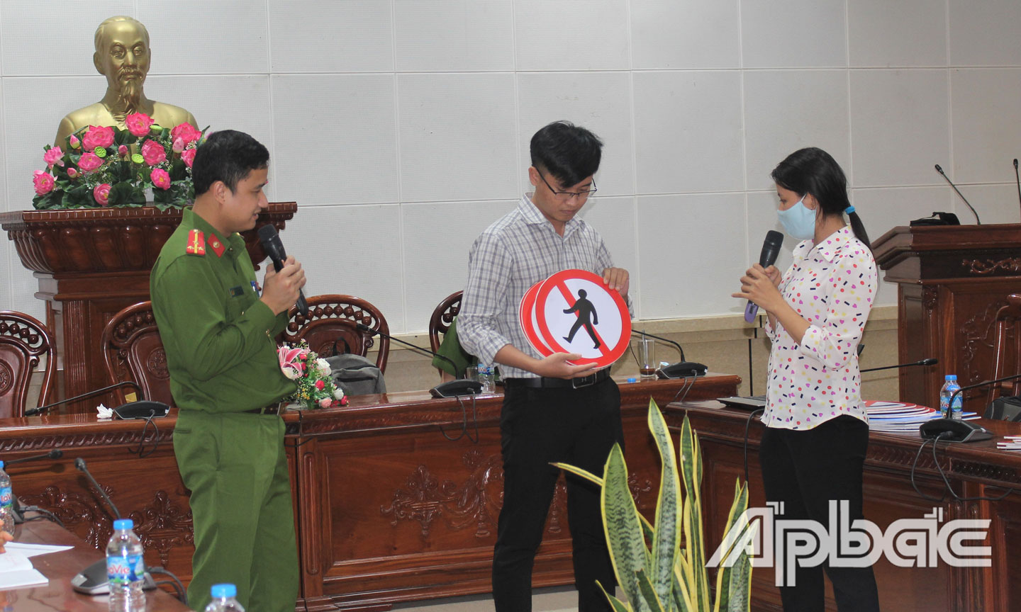 Học viên tìm hiểu về công dụng của các loại biển báo giao thông.