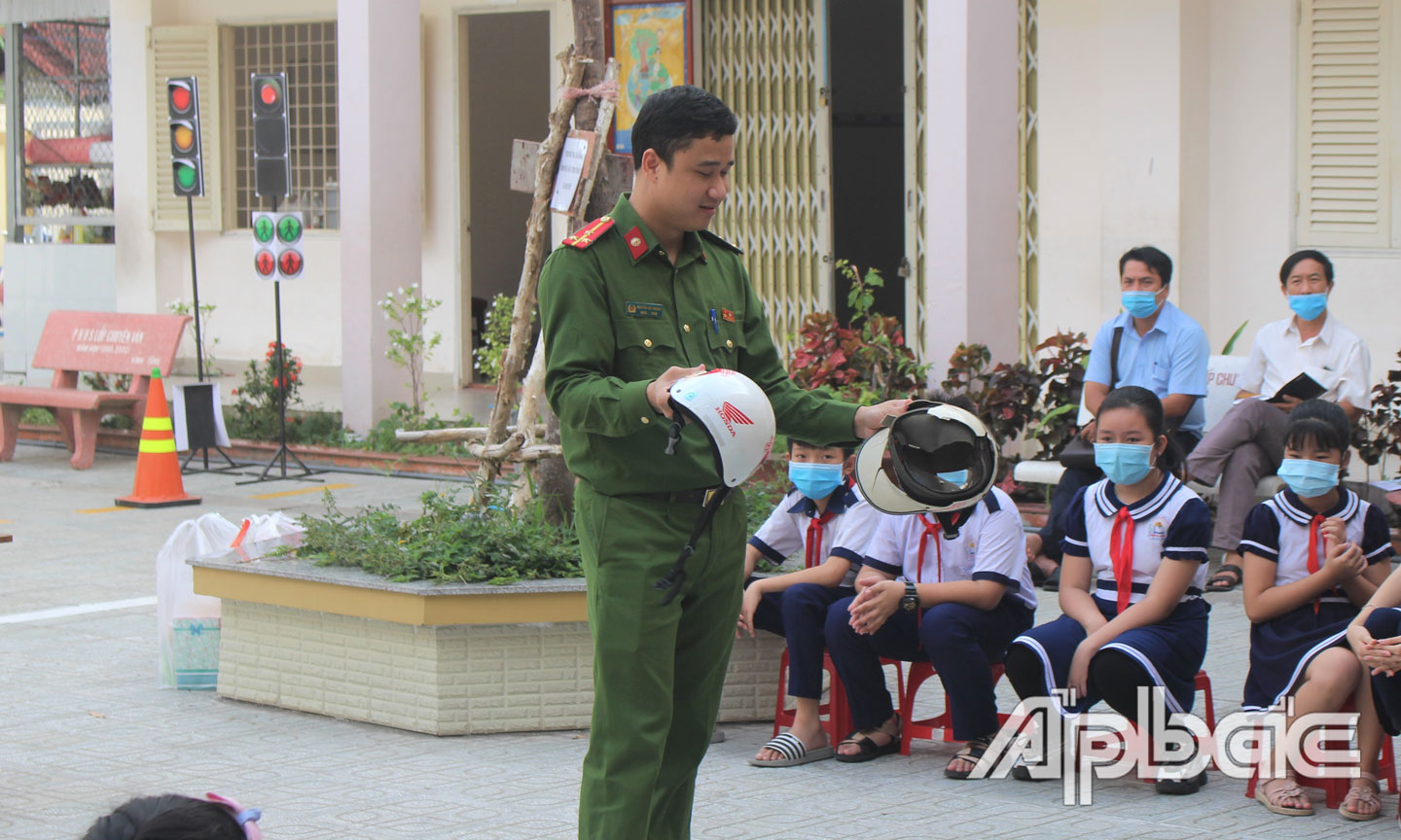 Thử nghiệm so sánh giữa nón bảo hiểm đạt chất lượng và kém chất lượng.