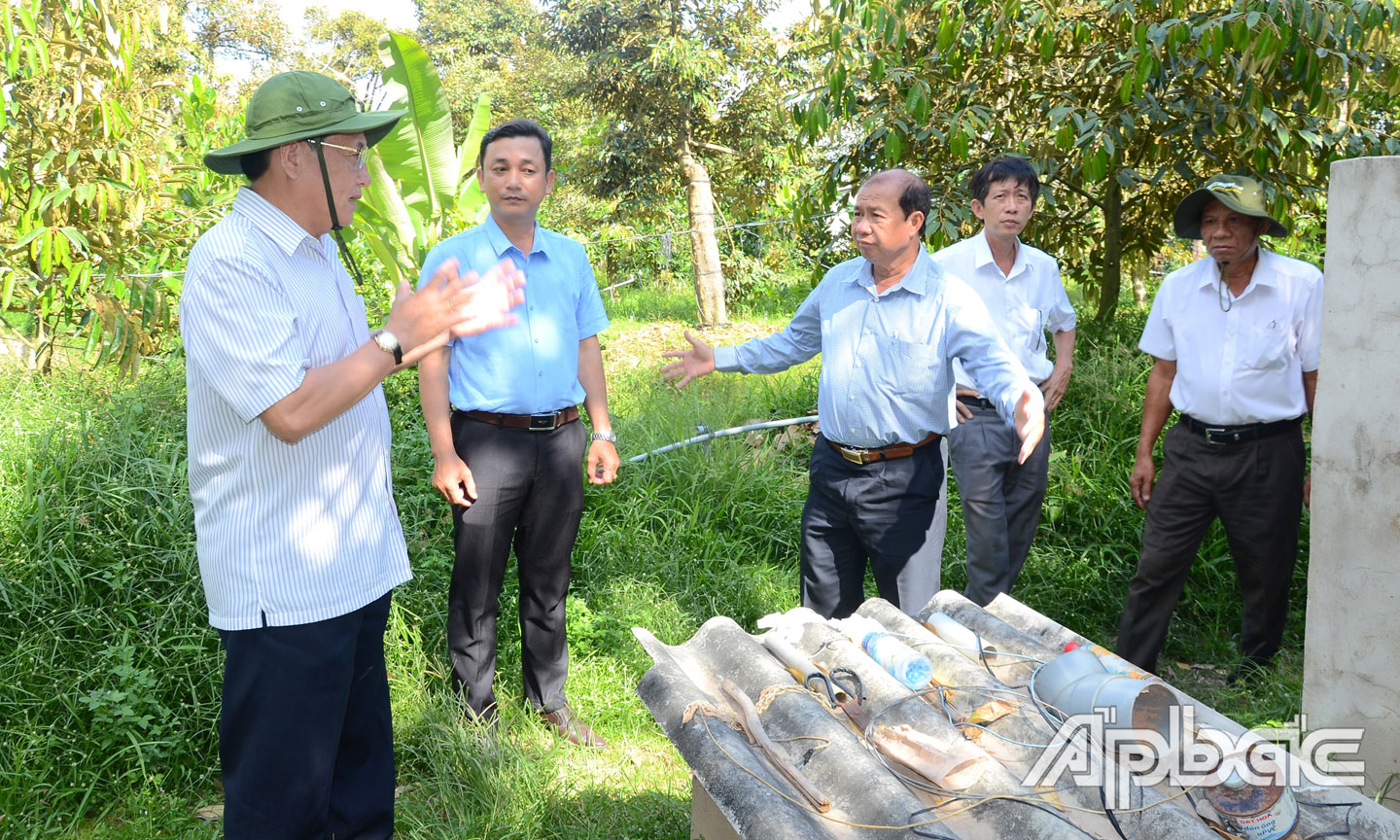 Lãnh đạo tỉnh kiểm tra việc khoan giếng ở xã Ngũ Hiệp.