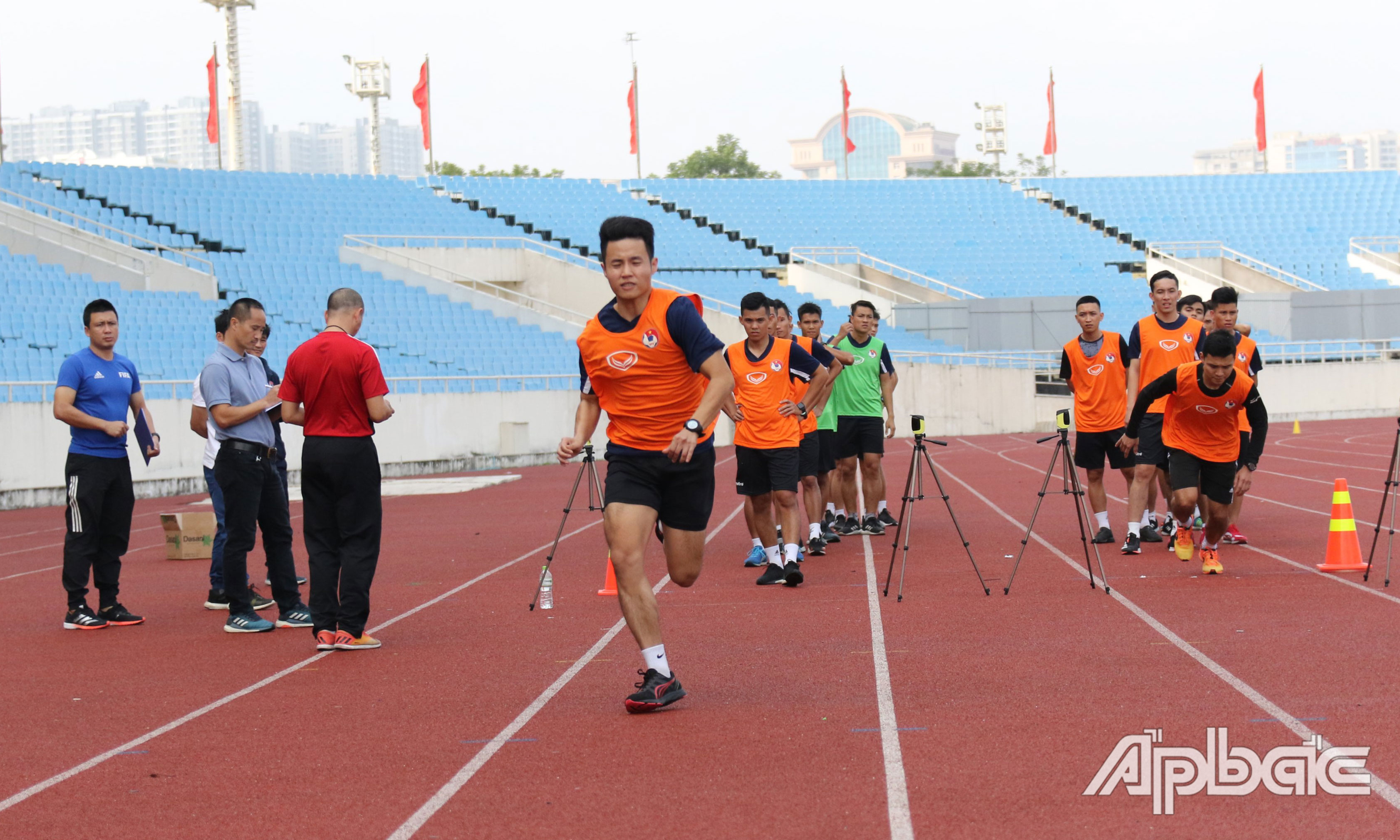 Kiểm tra thể lực. Ảnh: Xuân Hà