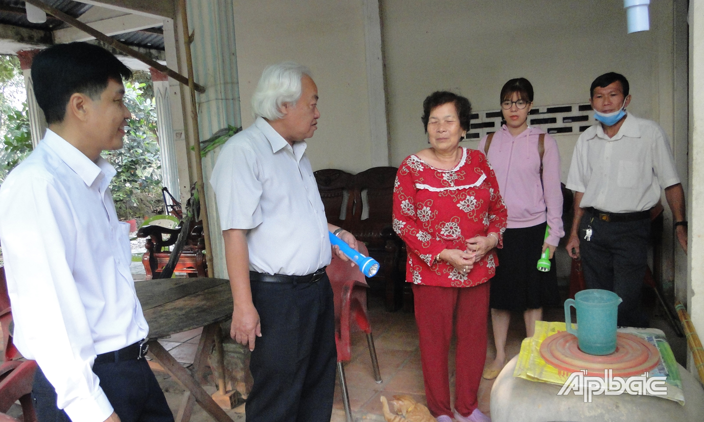 BSCK2 Nguyễn Ngọc Chơn và đoàn đến kiểm tra, thăm hỏi công tác phòng chống SXH hộ gia đình ở Ấp 5.