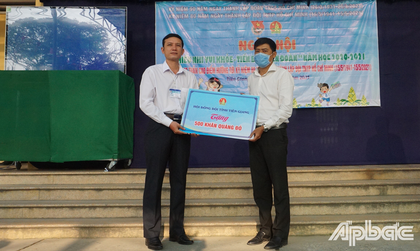 Ban Thường vụ Tỉnh Đoàn  tặng 500 cái khăn quàng cho các em đội viên, học sinh. 