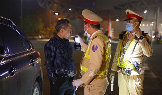 Cảnh sát giao thông tiến hành kiểm tra nồng độ cồn đối với tài xế tại cao tốc Pháp Vân - Cầu Giẽ. Ảnh: Doãn Tấn/TTXVN