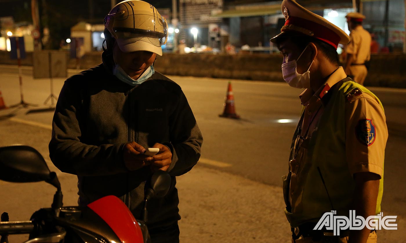 Nhiều đối tượng không mang giấy tờ, gọi điện thoại,... đều bị xử lý nghiêm.