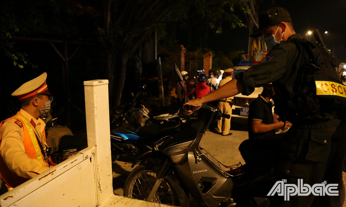 Các trường họp vi phạm không đủ điều kiện lưu thông trên đường đều bị tạm giữ chờ xử lý.