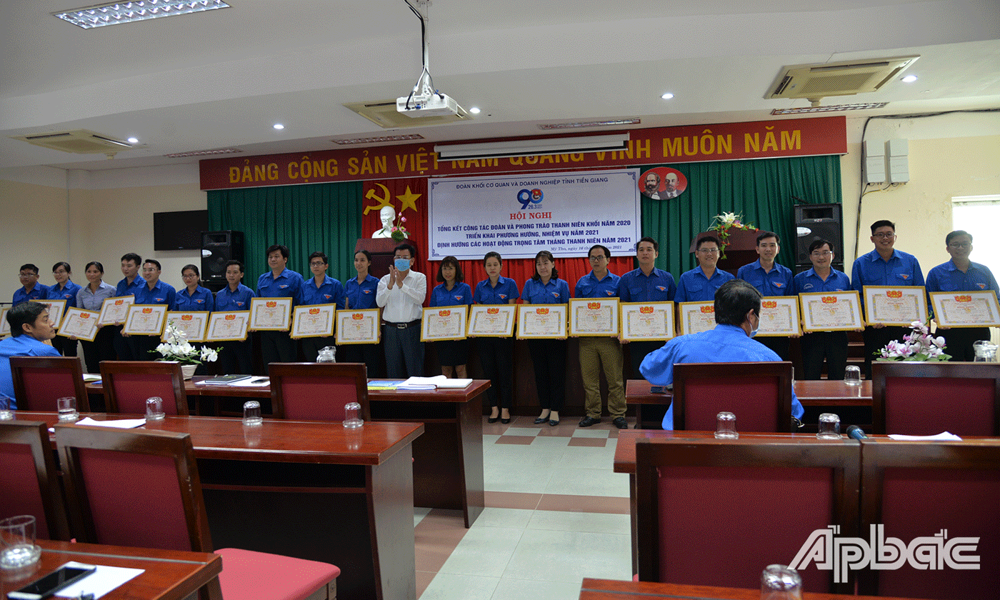 Đồng chí Nguyễn Văn Thạch trao Bằng khen của Tỉnh đoàn cho các cá nhân.