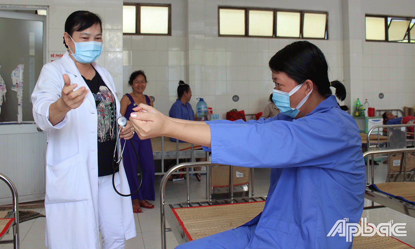 4. Làm bác sĩ đã khó, vừa làm bác sĩ vừa làm bạn bè, người thân của bệnh nhân tâm thần lại càng khó hơn. Tuy nhiên, vì cái tâm với nghề, các y bác sĩ ở bệnh viện Tâm thần vẫn cố gắng vượt qua.