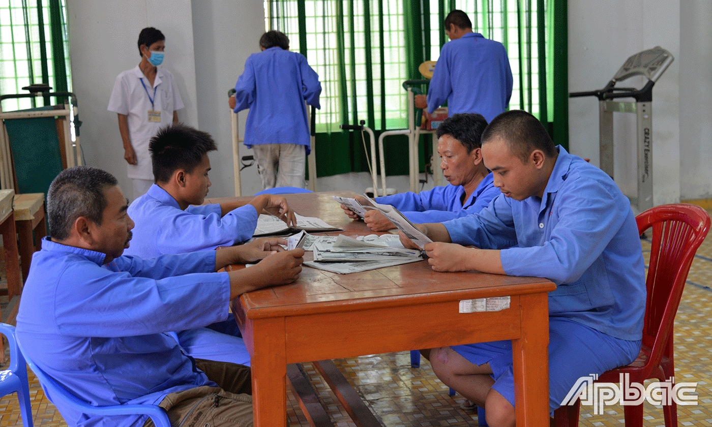 5. Ngoài điều trị bằng thuốc, bệnh nhân tâm thần còn được điều trị bằng liệu pháp tâm lý, bệnh nhân được tập thể dục, xem ti vi, đọc sách báo…