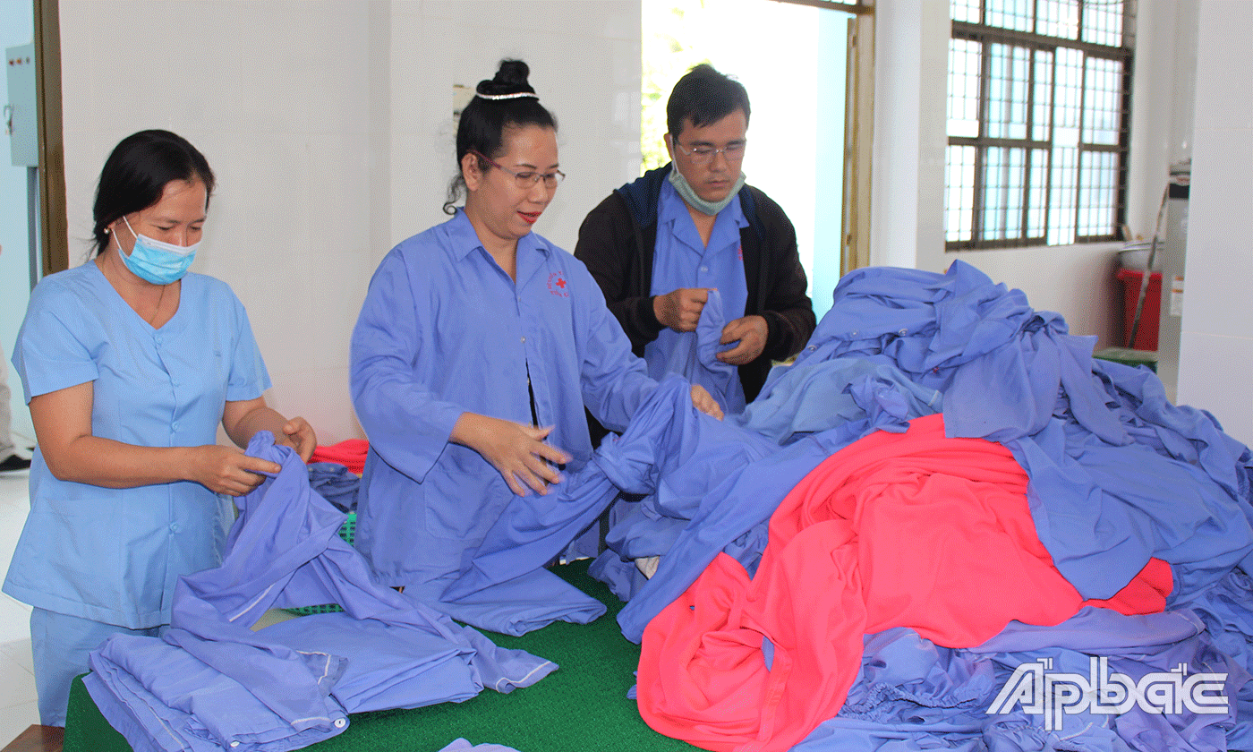 6. Nhiều bệnh nhân nhẹ rất hâm hở được phụ giúp các hộ lý những công việc đơn giản.