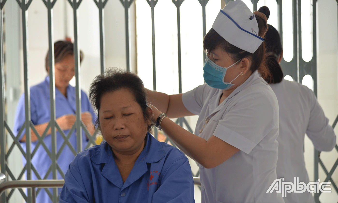 9. Từ cắt tóc, cắt móng tay, chân cho bệnh nhân đều do điều dưỡng và hộ lý phụ trách.